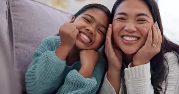 沙发和脸的女孩与母亲在家里健康的关系 结合和支持 快乐的家庭 微笑和孩子的肖像和妈妈一起在客厅里放松快乐 关心和信任 — 图库视频影像