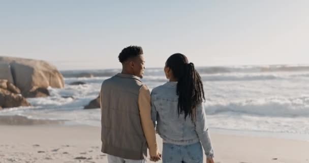 Zwart Echtpaar Wandelen Strand Met Rug Liefde Zorg Samen Aan — Stockvideo