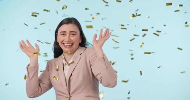 Mutluluk Yüz Kadını Konfeti Ile Zafer Kutlama Başarı Gülümse Yüz — Stok video