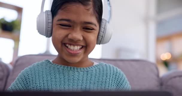 Enfant Fille Ordinateur Portable Écouteurs Sur Canapé Rire Regarder Des — Video