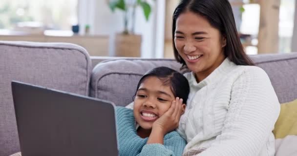笔记本电脑 家庭和观看母亲和女孩的视频 以及在家里的教育网站 快乐的妈妈 孩子流口水 孩子们在家学习和游戏的应用程序 — 图库视频影像