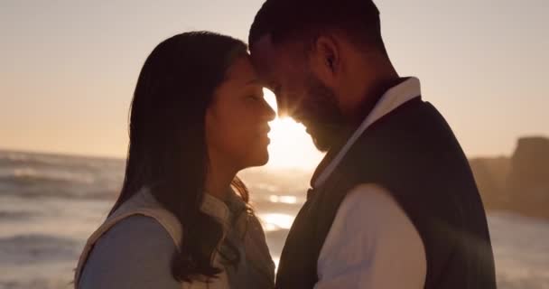 Sonnenuntergang Strand Und Paar Mit Dem Gesicht Zum Meer Für — Stockvideo