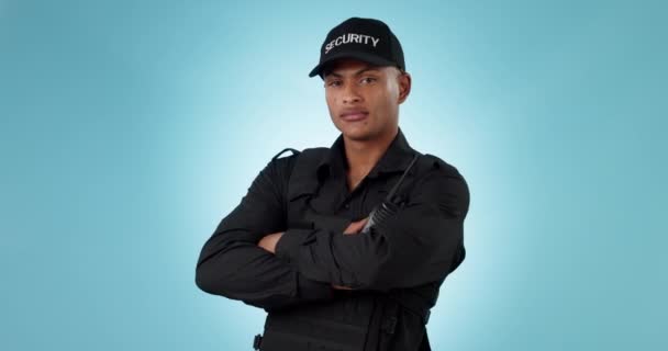 Guardia Seguridad Brazos Cruzados Hombre Serio Para Servicio Protección Estudio — Vídeo de stock