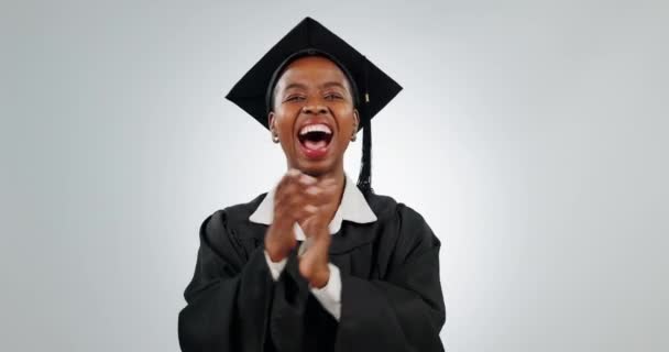 Mujer Graduación Retrato Aplausos Estudiante Estudio Para Logro Escolar Éxito — Vídeo de stock