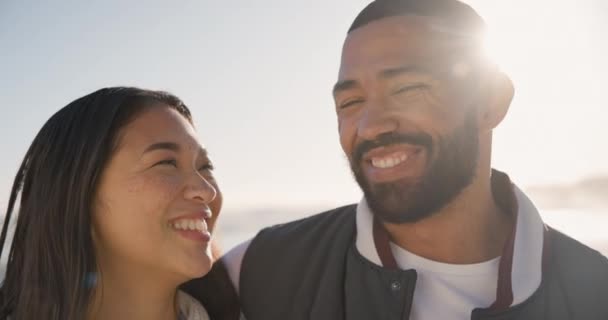 Joyeux Plage Visage Couple Par Océan Pour Engagement Coller Détendre — Video