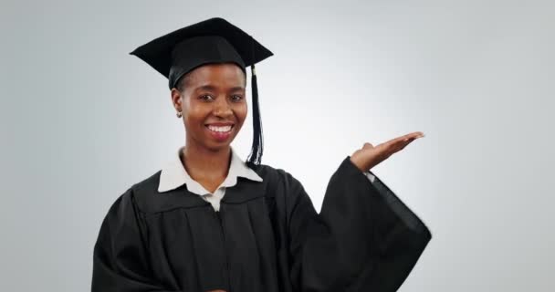 Graduación Mujer Estudiante Apuntando Mano Estudio Para Publicidad Escuela Educación — Vídeo de stock