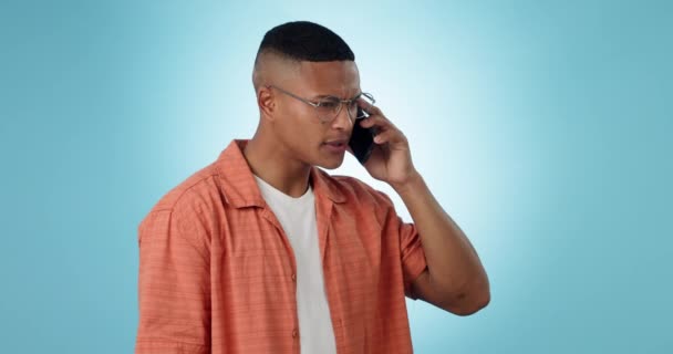 Rozmowa Telefoniczna Komunikacja Wściekły Człowiek Rozmawiający Studiu Niebieskim Tle Smartfon — Wideo stockowe