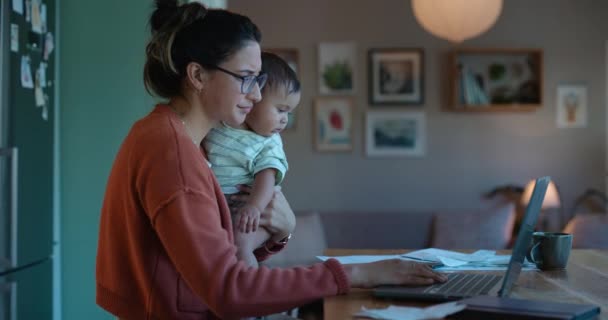 노트북 태스킹에 그들의 가정에 어머니와 아기와 비즈니스 사람으로 그녀의 아이와 — 비디오
