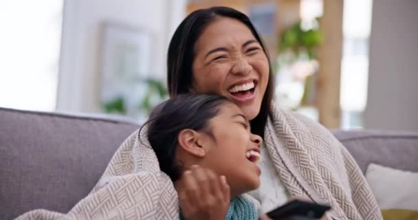 Ibu Gadis Dan Remote Sofa Menonton Dan Tertawa Acara Lucu — Stok Video