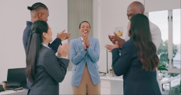 Empresários Aplausos Mulher Negra Com Realização Promoção Celebração Local Trabalho — Vídeo de Stock