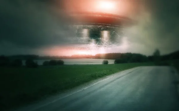 Ufo Rymdskepp Och Landsbygd Med Främmande Himlen För Fantasi Eller — Stockfoto