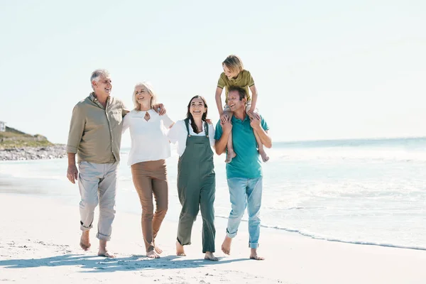 Гуляющие Пляжные Семейные Поколения Вместе Отпуске Отпуске Поездке Выходные Счастлив — стоковое фото