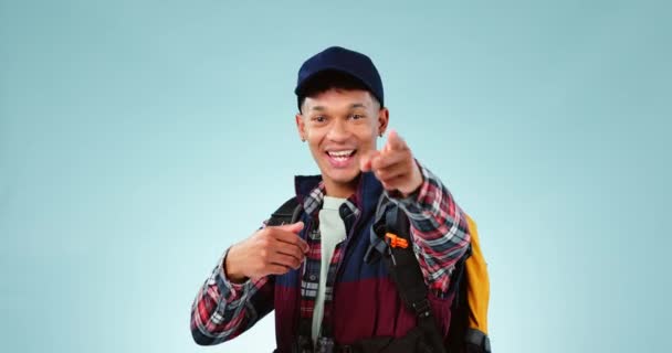 Backpacker Człowiek Lub Turysta Wskazując Ciebie Podróży Przygody Konkurencji Lub — Wideo stockowe