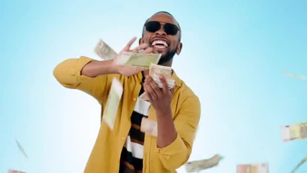 Hombre Negro Lluvia Dinero Finanzas Feliz Con Ganar Bono Recompensa — Vídeo de stock