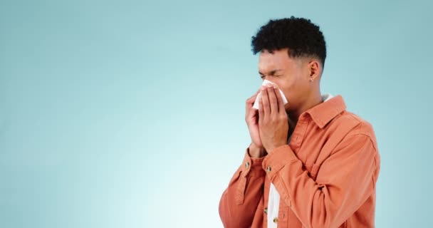 蓝色背景和鼻涕与一个男人生病在工作室在一个模拟过敏季节 年轻人在冬季因发烧 流感或感冒而出现的健康 病毒和打喷嚏 — 图库视频影像