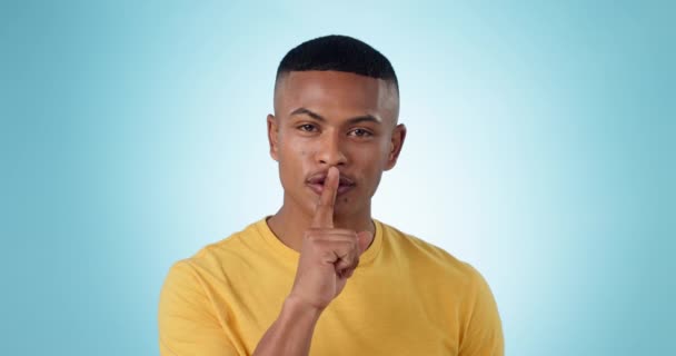 Segredo Dedo Para Lábios Homem Negro Estúdio Para Privacidade Informações — Vídeo de Stock