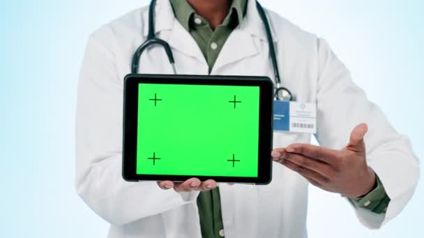 Médico Manos Pantalla Verde Tableta Para Publicidad Aplicación Sanitaria Registrarse — Vídeos de Stock