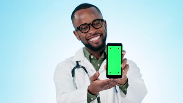 面向或绿色屏幕的智能手机工作室 用于蓝色背景的广告 注册或显示远程健康通讯 医疗回顾中的肖像 快乐的黑人男子和移动跟踪标记 — 图库视频影像