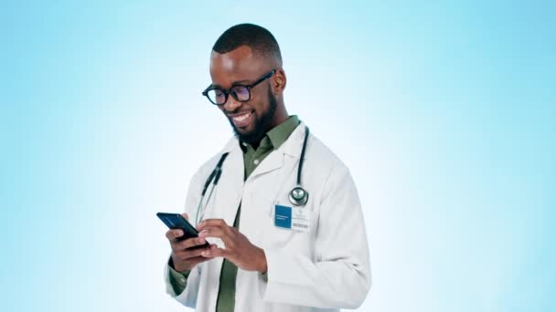 Doctor Hombre Feliz Con Teléfono Estudio Para Contacto Línea Lectura — Vídeos de Stock