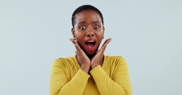 ショック そしてスタジオの女性の肖像画は ハッピーで 笑ったり ワオのニュースに興奮しました 成功のための青い背景にある勝者 お祝い 黒人女性 — ストック動画
