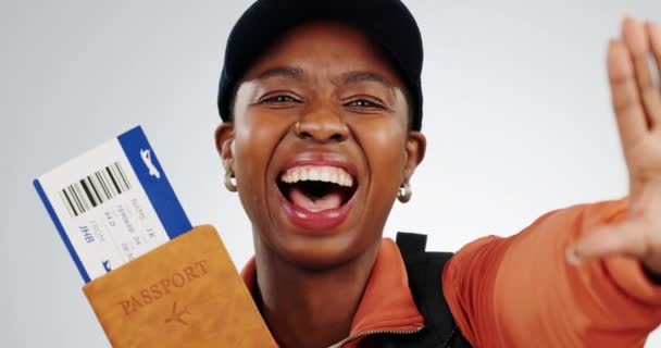 Селфи Путешествия Чернокожая Женщина Паспортом Билетом Возбужденная Отпуском Отпуском Студии — стоковое видео