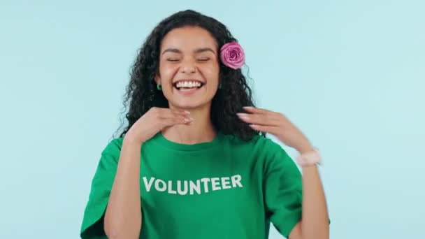 Mulher Felicidade Soprar Beijo Estúdio Como Voluntário Evento Caridade Ong — Vídeo de Stock