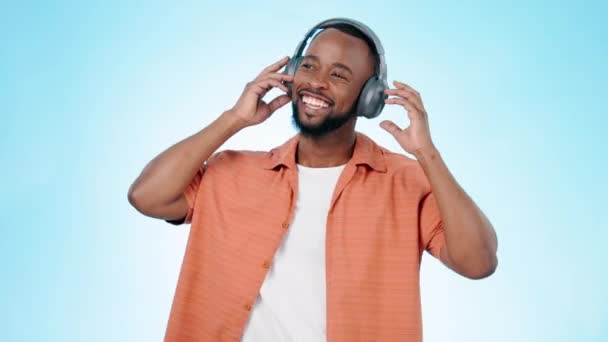 Dans Siyahi Adam Müzik Kulaklıkları Özgürlük Parti Mavi Arka Planda — Stok video