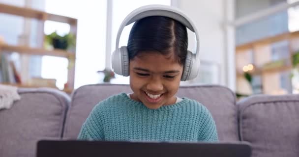 Dívka Dítě Notebook Sluchátka Hraní Online Streamováním Nebo Sledovat Film — Stock video
