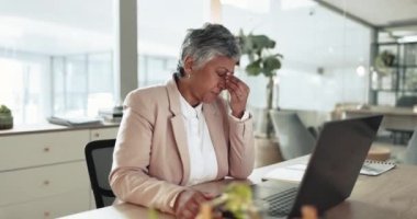 İş kadını, dizüstü bilgisayarda anksiyete, baş ağrısı, baş dönmesi ve borç krizi, 404 hata ve kötü hata. Bilgisayarda stresli, bitkin ve teknolojik zorluklarla dolu bir girişimci..