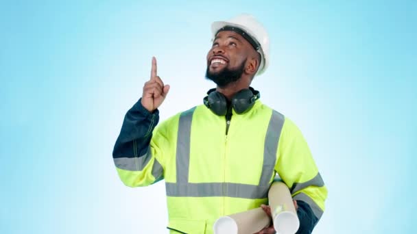 Hombre Negro Arquitecto Plano Apuntando Hacia Arriba Planificación Construcción Contra — Vídeos de Stock