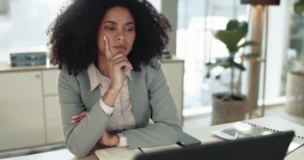 Negocios Mujer Pensamiento Ordenador Portátil Oficina Para Resolución Problemas Solución — Vídeos de Stock