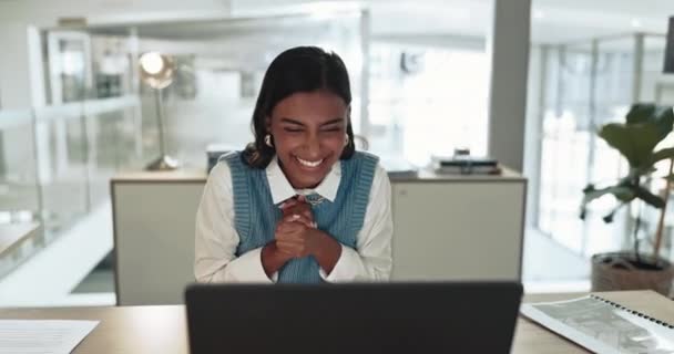 Podekscytowana Kobieta Biznesu Laptop Sukces Biurze Wygrania Wiadomości Świętować Zysk — Wideo stockowe
