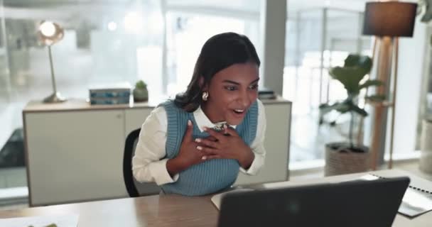 Happy Business Kvinde Laptop Overraskelse Succes Kontoret Vinde Fejre Profit – Stock-video