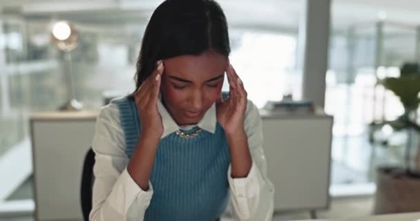 Femme Affaires Stress Maux Tête Ordinateur Portable Bureau Avec Anxiété — Video