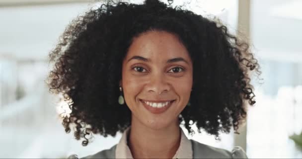 Mujer Negocios Sonrisa Rostro Trabajador Corporativo Una Oficina Lista Para — Vídeos de Stock