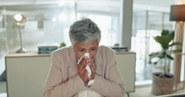 Wanita Bisnis Bersin Dan Meniup Hidung Dari Alergi Kuman Dingin — Stok Video