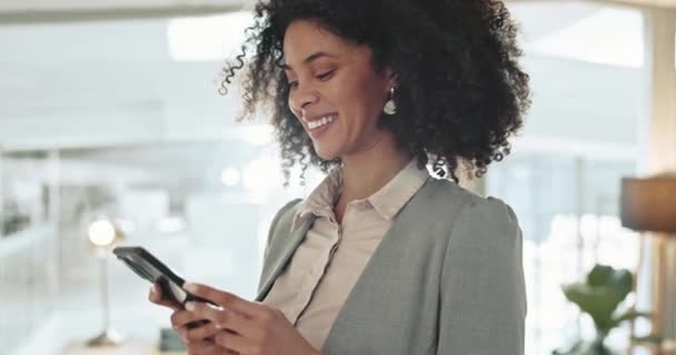 Mujer Negocios Feliz Teléfono Celular Escribir Oficina Para Red Social — Vídeos de Stock