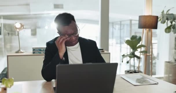 Hombre Negro Dolor Dolor Cabeza Oficina Con Estrés Vértigo Crisis — Vídeos de Stock
