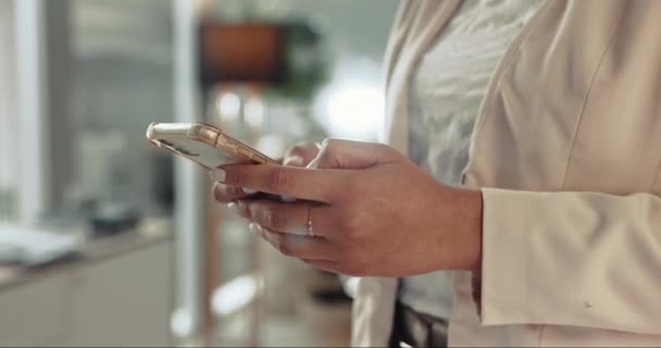 Mujer Negocios Manos Mecanografía Con Smartphone Oficina Para Redes Sociales — Vídeo de stock