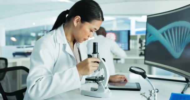 Μικροσκόπιο Ασιάτισσα Γυναίκα Επιστήμονας Που Διαβάζει Στο Εργαστήριο Για Έκθεση — Αρχείο Βίντεο