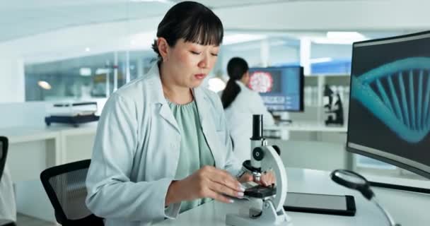 顕微鏡 タブレットまたは科学者は 化学研究報告書またはバクテリアフィードバックのために実験室で働いています 医療分析 アジアの女性または医師がオンラインで医学研究の最新情報を入力 — ストック動画