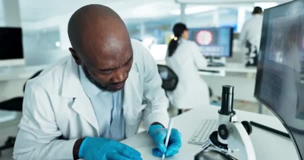 Computador Homem Negro Cientista Escrevendo Laboratório Para Relatório Pesquisa Química — Vídeo de Stock