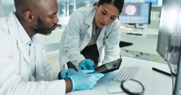 チームワーク タブレット または科学者は 化学研究報告書や科学情報フィードバックのためにラボで話しています 医学分析 アジアの女性または黒人の男性医師 医学のウェブ更新のためのオンライン結果を読む — ストック動画