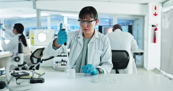 医学研究 または試験実験のための実験室での研究 パイプットまたは科学者 ペトリ皿の結果の開発のための化学液体を有するデータ分析情報 ドロッパーまたはアジアの女性 — ストック動画