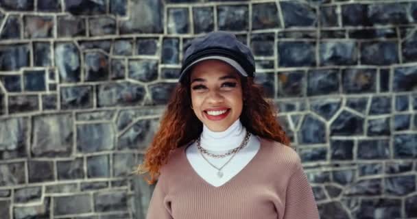 Мода Мода Влиятельная Чернокожая Женщина Фоне Стены Городского Стиля Косметики — стоковое видео