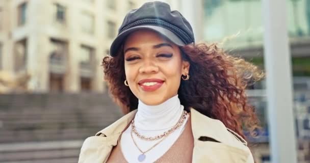 Rosto Moda Vento Com Uma Mulher Negra Feliz Rua Para — Vídeo de Stock