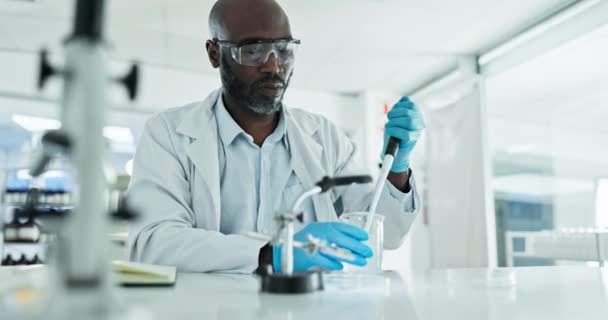 Homem Negro Conta Gotas Cientista Laboratório Para Partículas Líquidas Estudo — Vídeo de Stock