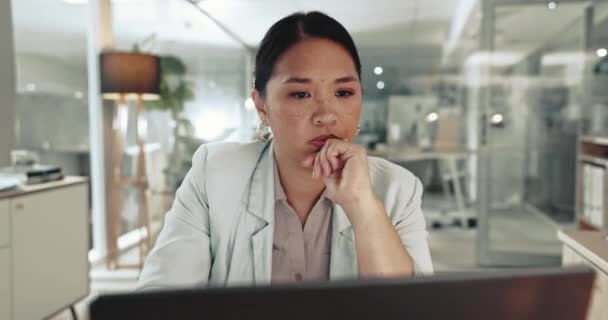 Allvarlig Tänkande Och Affärskvinna Laptop Ämbetet Planering Och Problemlösning Dator — Stockvideo