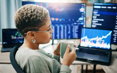Bilgisayar ekranı, ofis ve iş kadını borsa ticareti, yatırım ve ekonomi analizlerini düşünüyor. Fintech, finansal yönetim verileri ve borsa simsarlığı sorununun halka arz çözümünün profili.