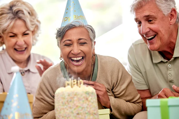 Starsza Kobieta Przyjaciele Przyjęcie Urodzinowe Tort Dmuchania Świec Życzenia Świętowanie — Zdjęcie stockowe